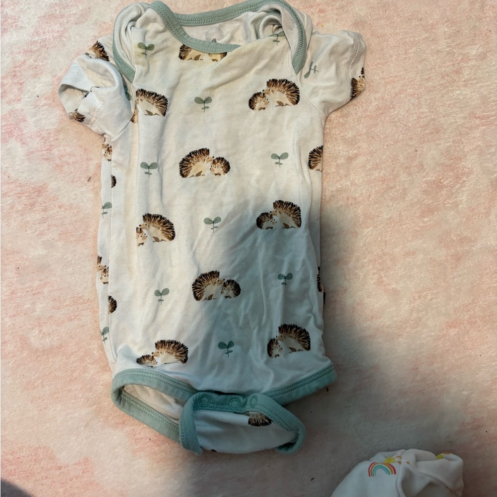 Kyte BABY Hedgehog Print Bodysuit - Cream and Green